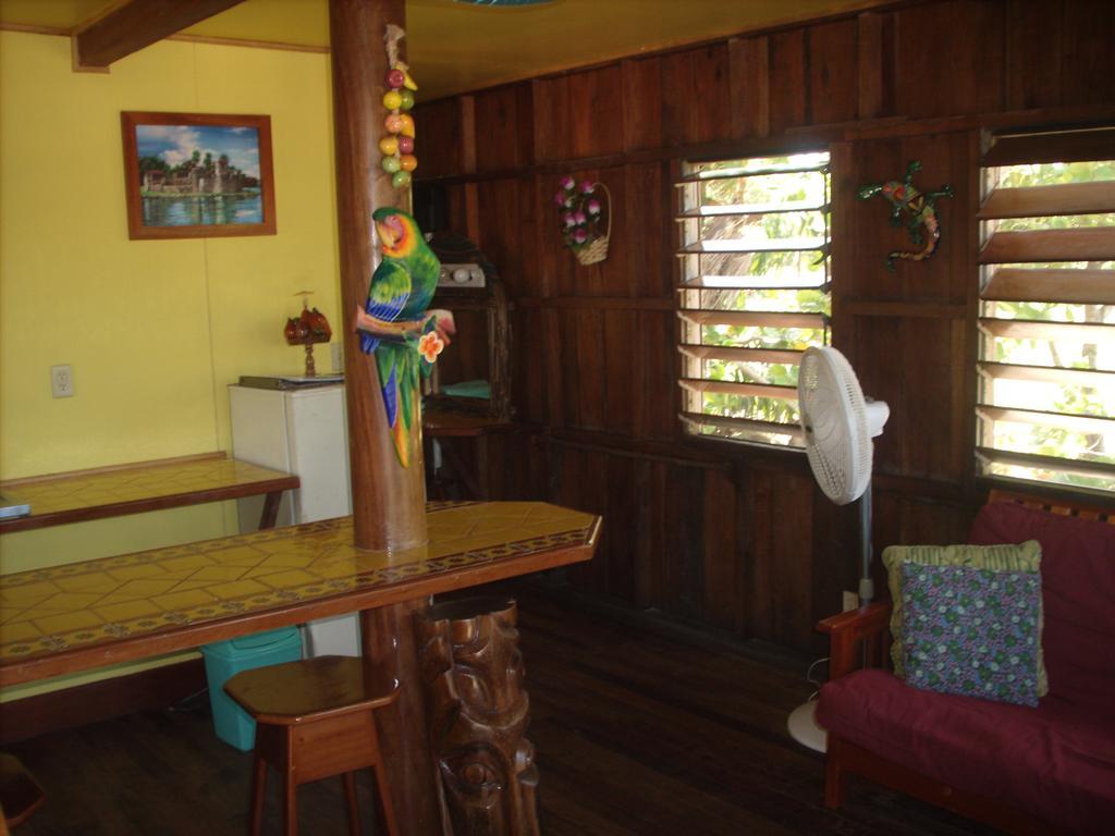 Green Parrot Beach Houses And Lodge Placencia