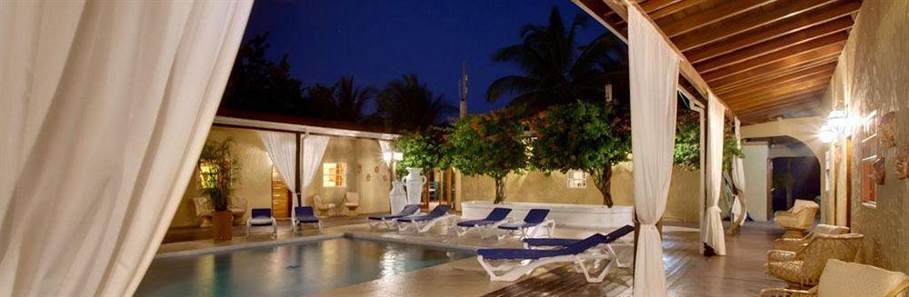 Parrot Cove Hotel Hopkins