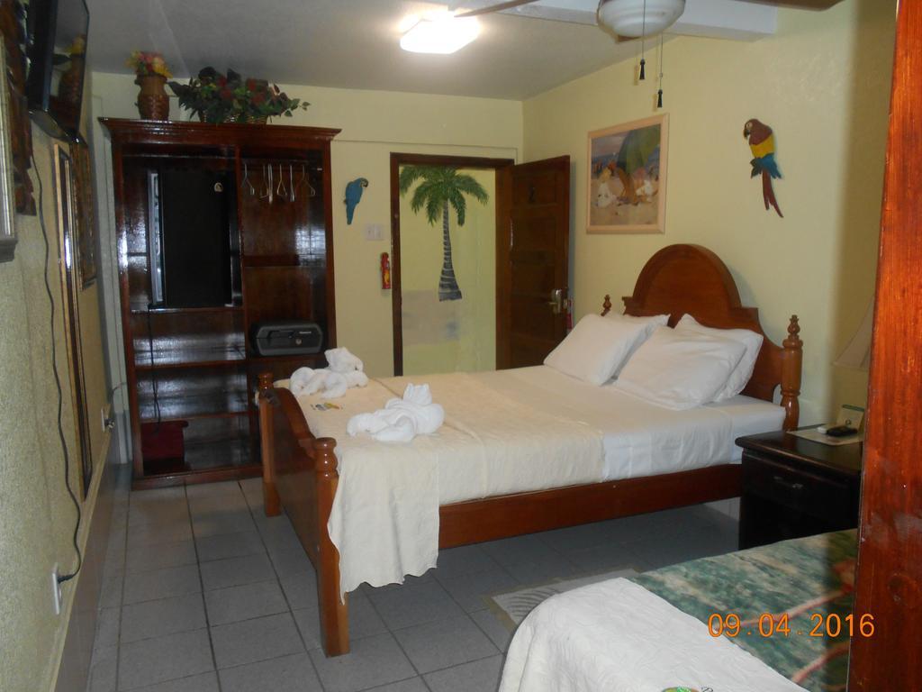 Alan's Paradise Placencia