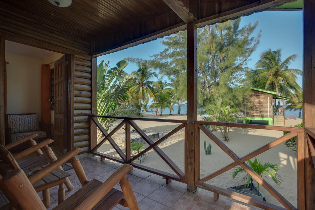 Palm Cove Cabins At Coconut Row Holiday park *