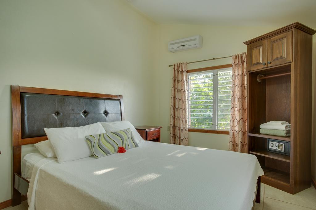 Palm Cove Cabins At Coconut Row Holiday park *