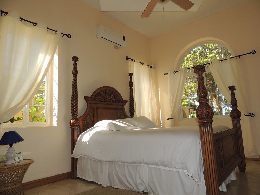 Parrot Cove Hotel Hopkins