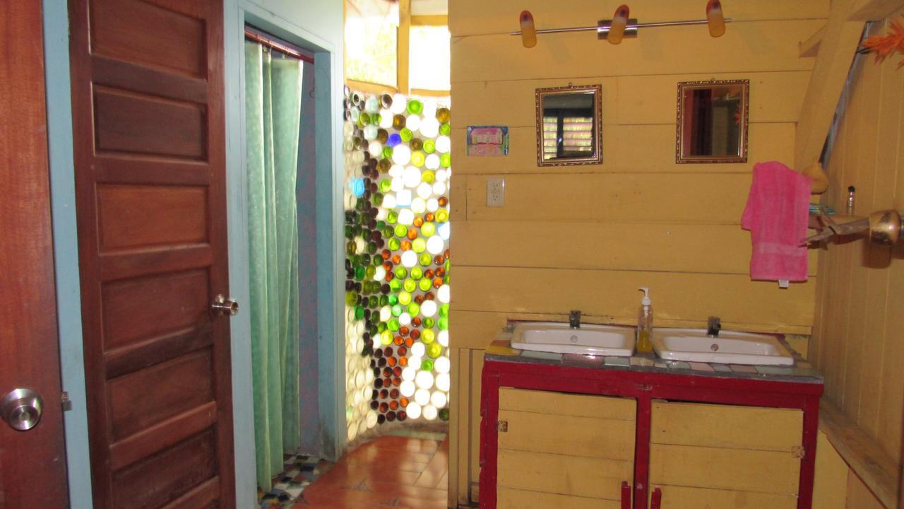Anda Di Hows Hostel Placencia