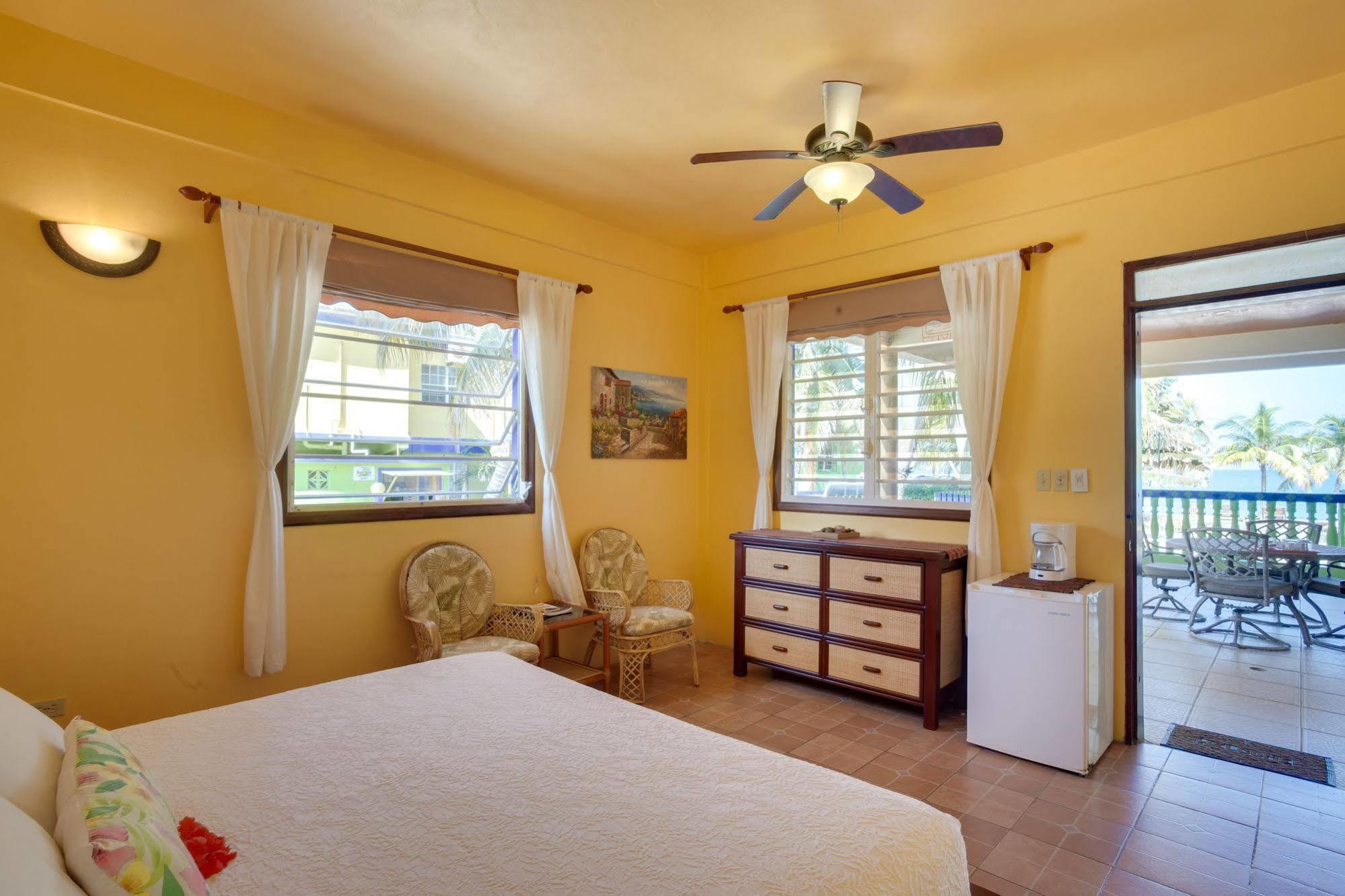 Hotel Coconut Row Hopkins