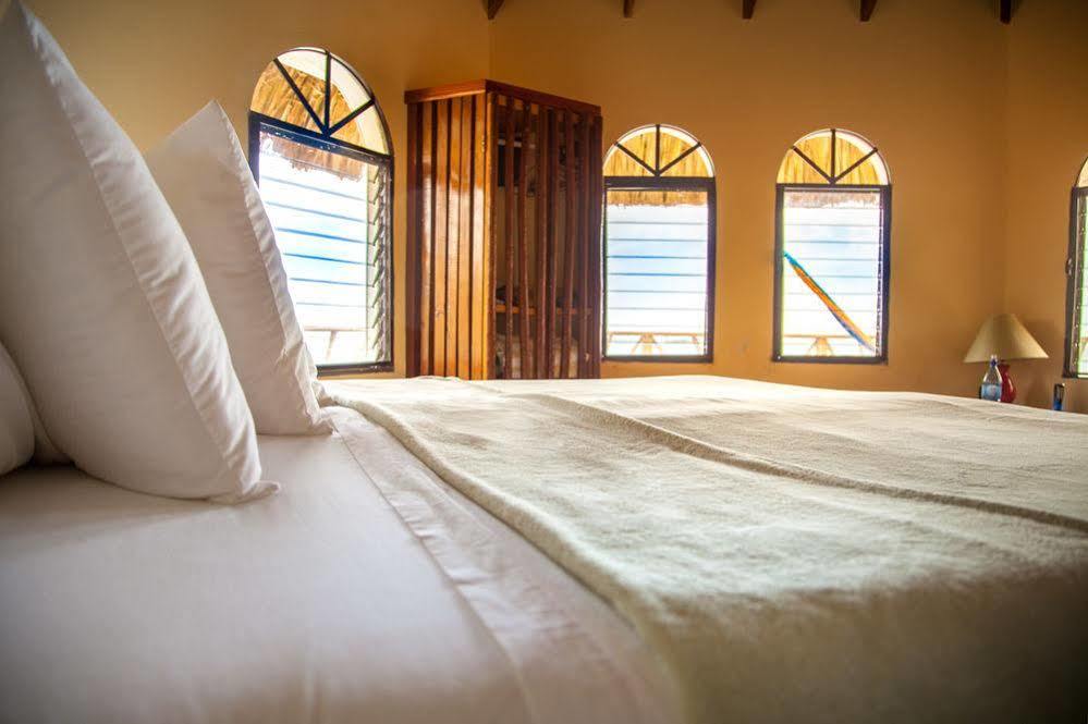 Resort Thatch Caye A Muy'ono 5*