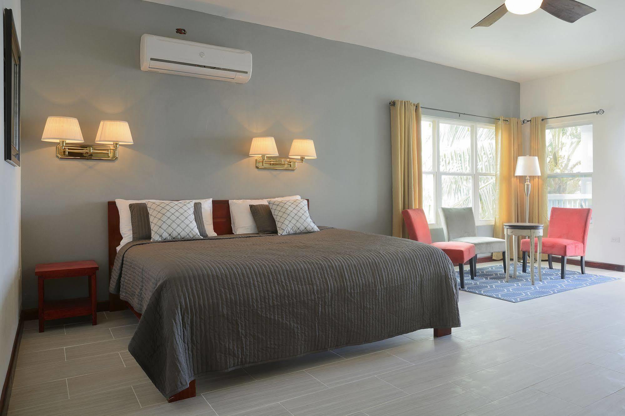 Parrot Cove Hotel Hopkins