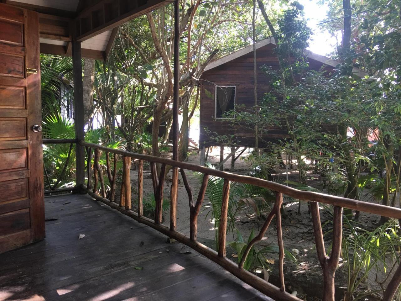 Jungle Jeanie's By The Sea Lodge
