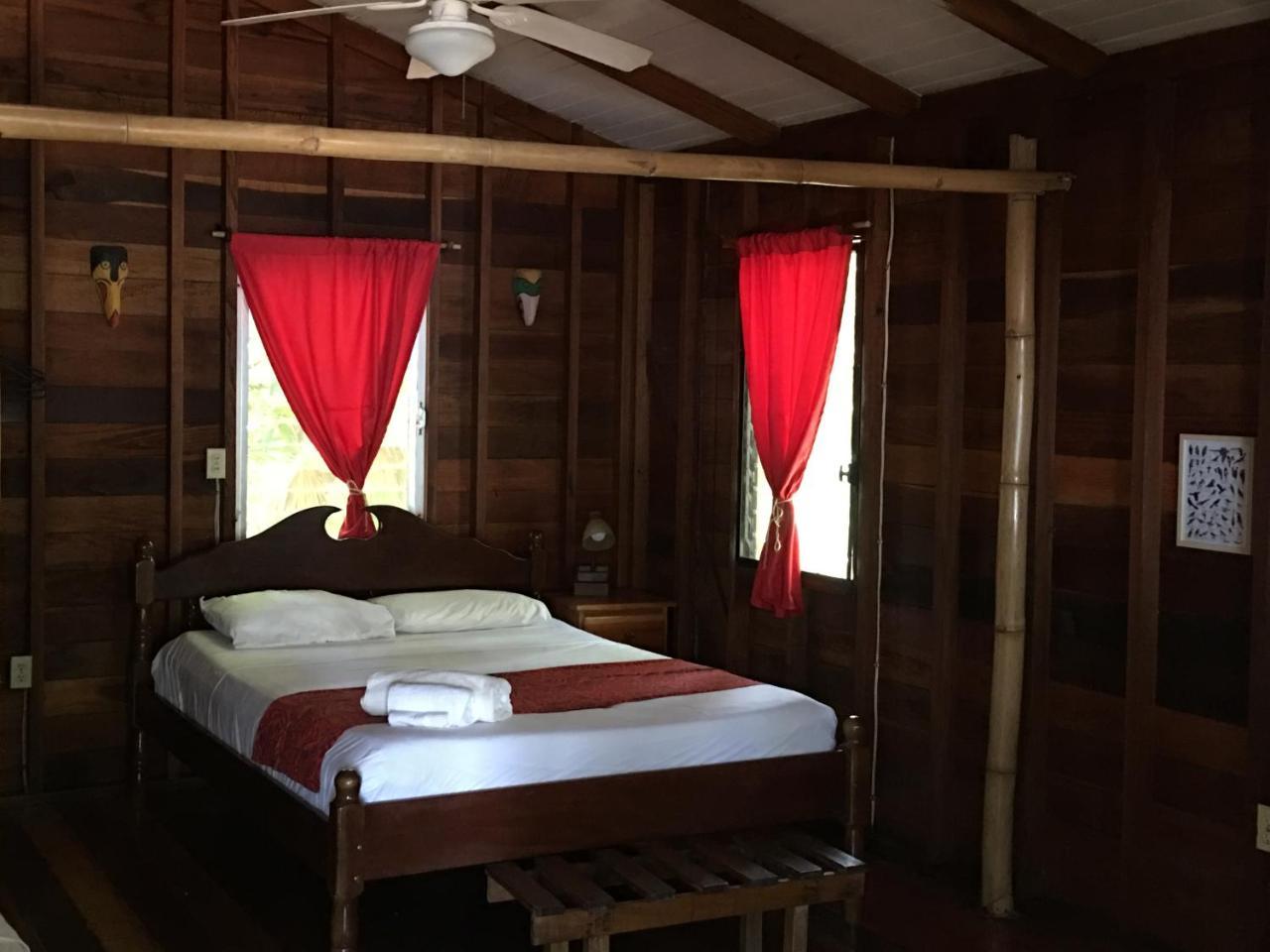 Jungle Jeanie's By The Sea Lodge *