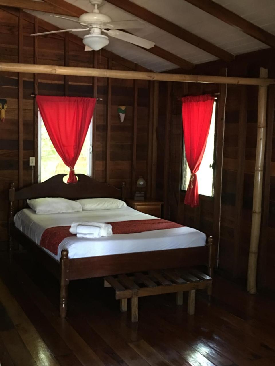 Lodge Jungle Jeanie's By The Sea *
