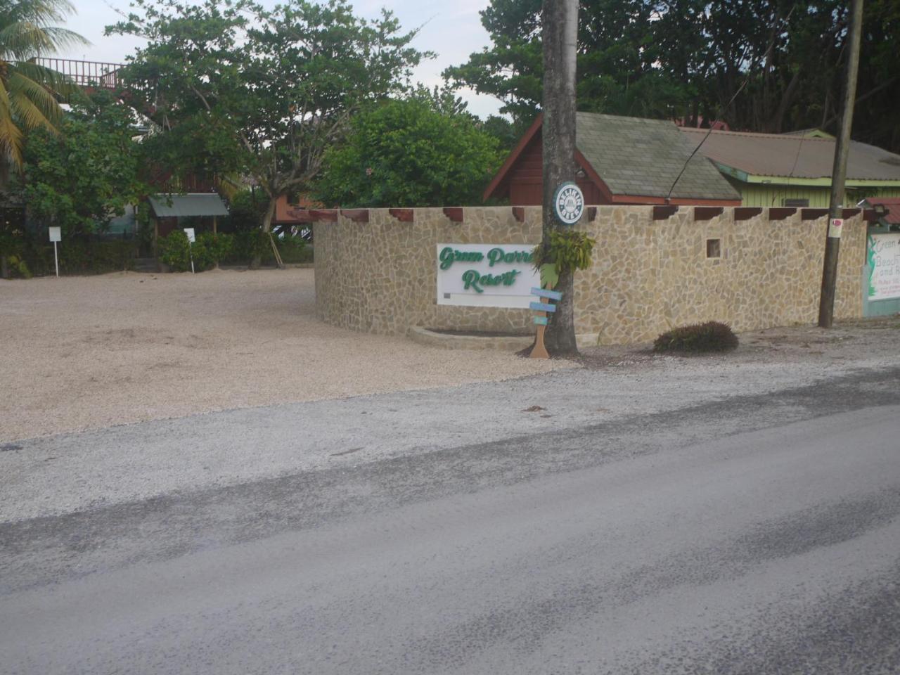 Green Parrot Beach Houses And Lodge