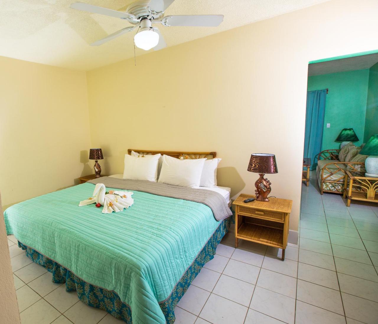 Banana Hotel 3*