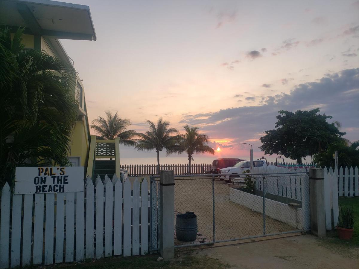 Pal's On The - Dangriga, Belize Hotel Dangriga