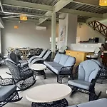 Sandbar Beachfront Hostel & Restaurant