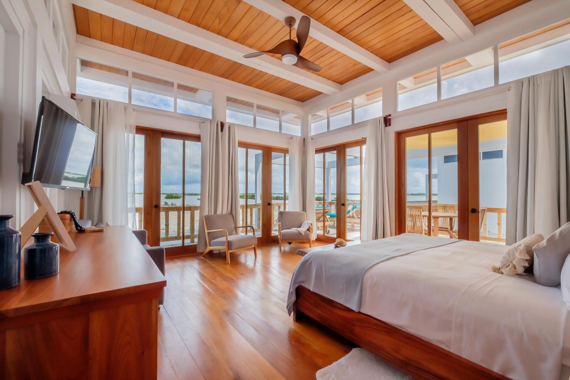 Aruna & Villas Hotel