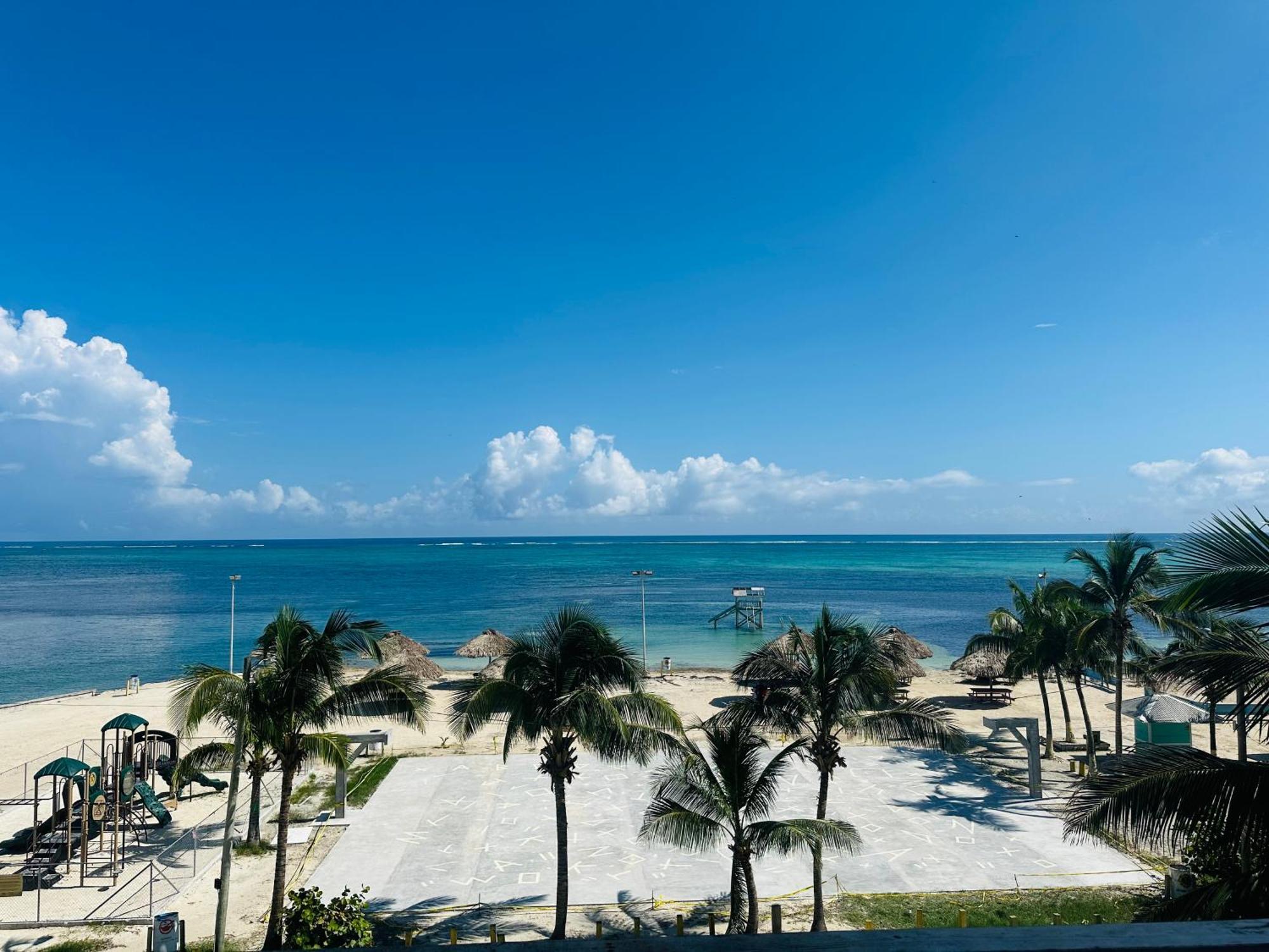 Royal Blue & Golf Cart 3* San Pedro (Ambergris Caye)
