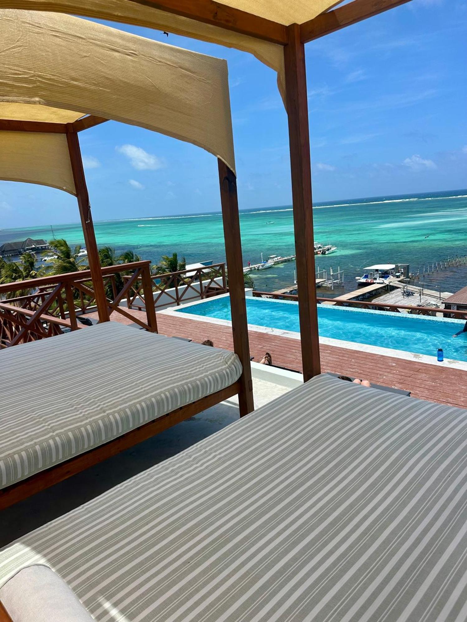 Sandbar Beachfront & Restaurant * San Pedro (Ambergris Caye)