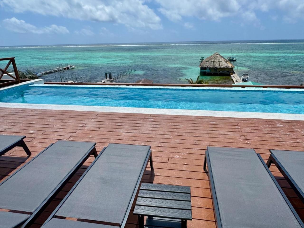 Hostel Sandbar Beachfront & Restaurant