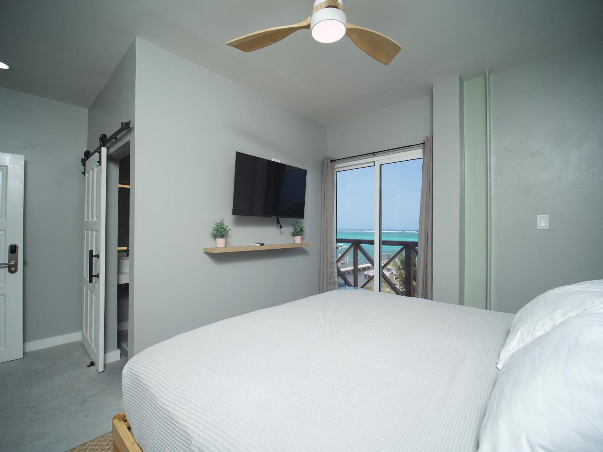 Hostel Sandbar Beachfront & Restaurant
